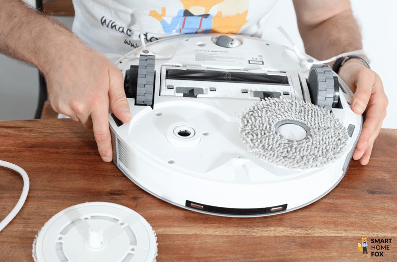 Magnetische Befestigung der Wischmopps des ECOVACS DEEBOT T20 OMNI sind zu sehen.